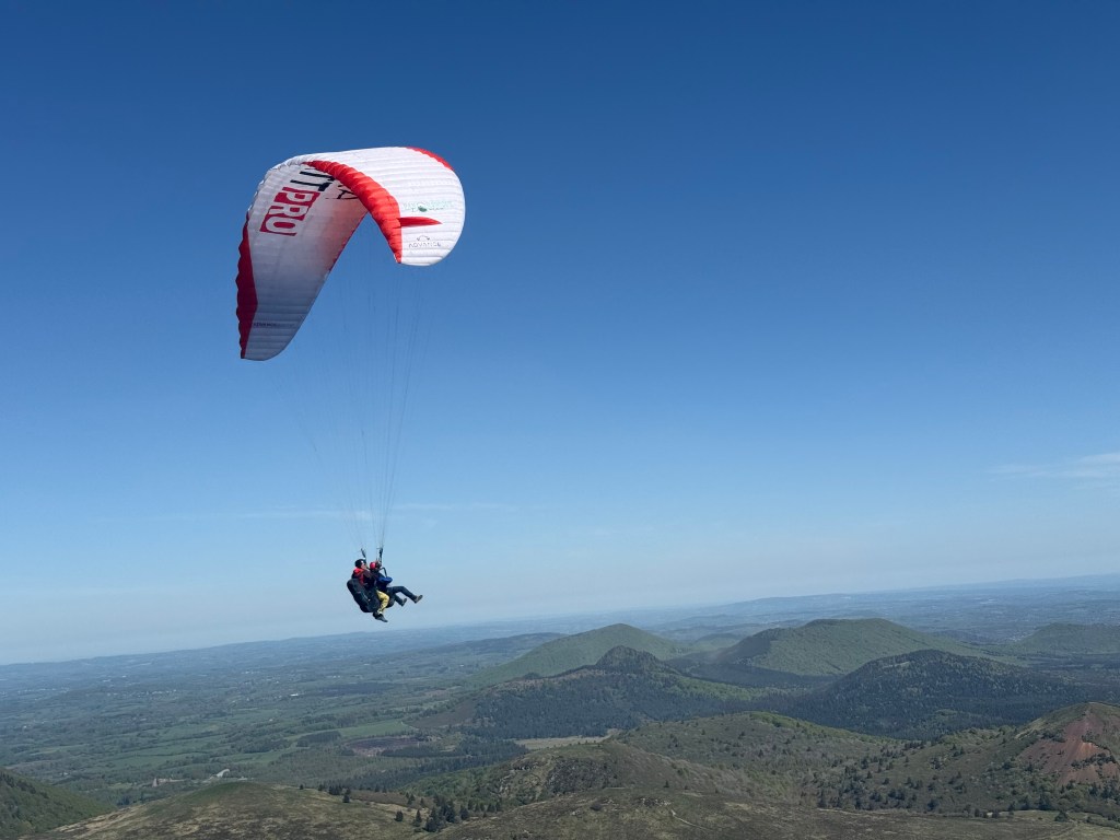 Paragliders boven Chaîne des Puys
