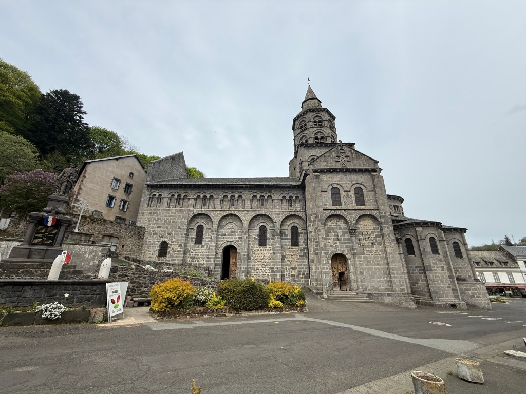 Orcival Basilique Notre-Dame